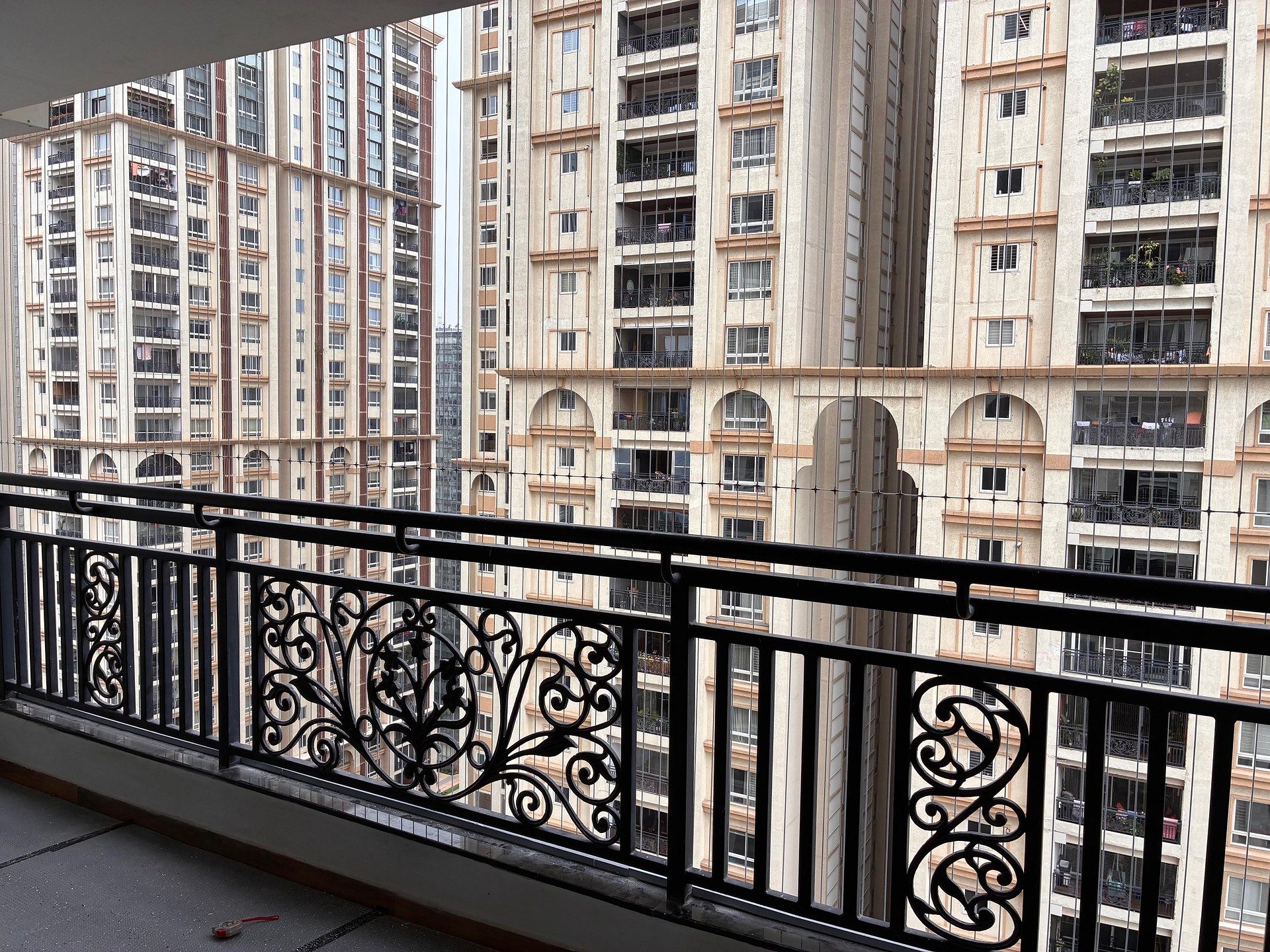 High rise apartment balcony – invisible grill installation by HomeNest Invisible Grills